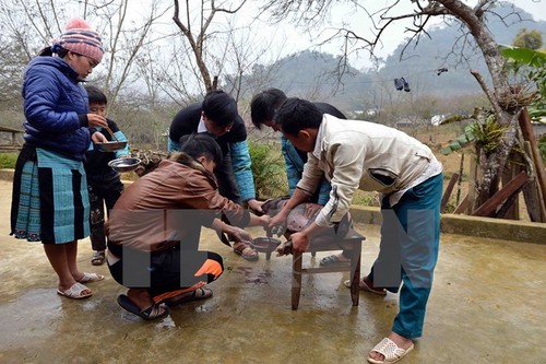 Mong people prepare for the New Year and their New Year beliefs and taboos  - ảnh 4